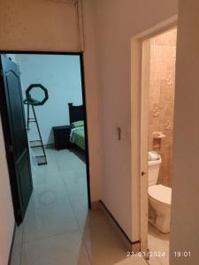 La salle de bains est pourvue de toilettes et d'une échelle. dans l'établissement Cómoda y agradable habitación con baño privado, à Uruapan del Progreso