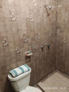y baño con aseo y ducha. en Cómoda y agradable habitación con baño privado, en Uruapan del Progreso