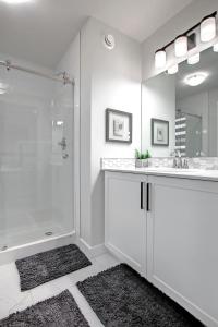 bagno bianco con doccia e lavandino di Beautiful 3Bed-with AC-Close to Spruce Meadows & Mountains a Calgary