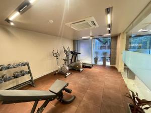 een fitnessruimte met cardio-apparatuur in een kamer bij Saltstayz Sage - Near Golf Course Road in Gurgaon