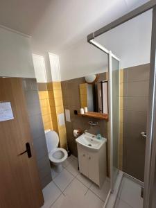 Koupelna v ubytování Penzión Normandia + 22 fotografií