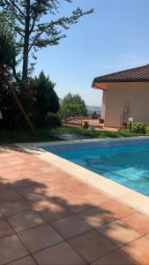 una piscina frente a una casa en B&B Villa Diana en Ancona