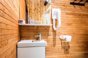 a bathroom with a toilet and a sink at Appartement 3 pièces 8 pers. calme - maeva Home - 3 Pièces 8 Personnes Selection MAE-3806 in Font Romeu Odeillo Via