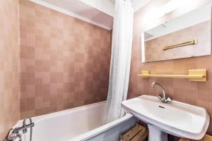 Bathroom sa Appartement 2 pièces 6 pers. proche des pistes - Maeva Particuliers 71760