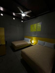 Letto o letti in una camera di CHECK INN HOSTAL AEROPUERTO GDL