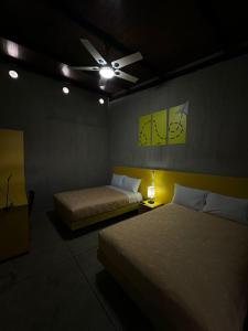 Letto o letti in una camera di CHECK INN HOSTAL AEROPUERTO GDL