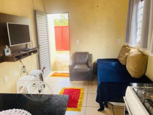 una pequeña sala de estar con sofá y silla en Tranquilidade na Chapad dos Veadeiros, en Cavalcante