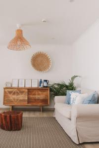 uma sala de estar com um sofá e uma mesa em Pure Fonte Velha B&B em Vila do Bispo