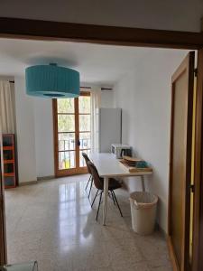 een keuken met een tafel met stoelen en een koelkast bij Rambla - Palma center in Palma de Mallorca