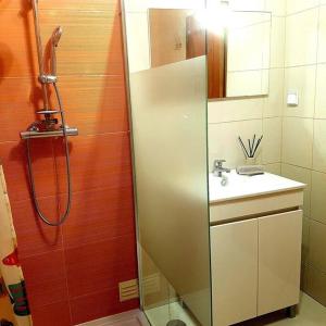 La salle de bains est pourvue d'une douche et d'un lavabo. dans l'établissement Apartamento encantador a 100m da praia, à Carvoeiro
