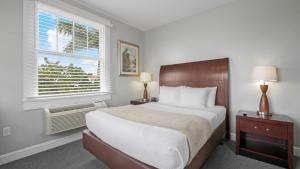 Crystal Bay Historic Hotel客房内的一张或多张床位