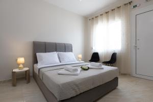 ein Schlafzimmer mit einem Bett mit zwei Handtüchern darauf in der Unterkunft Sunny Studios 2 in Mángana