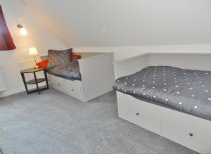 um quarto com 2 camas e uma mesa lateral em Ferienhaus Wacken am Teich em Wacken