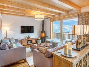 a living room with a couch and a table at Chalet des Etoiles Les Masses in Hérémence