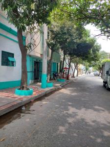 Hotel Unico City في سانتا مارتا: شارع فيه اشجار على جانب الطريق
