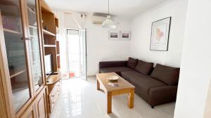 ein Wohnzimmer mit einem Sofa und einem Tisch in der Unterkunft El Descanso del Indiano in Córdoba