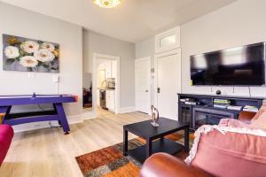 sala de estar con sofá y TV de pantalla plana en Charming Stoughton Apartment 20 Mi to Boston, en Stoughton