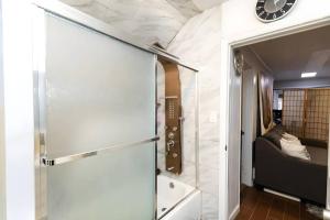 eine Glastür, die in ein Zimmer mit einem Schlafzimmer führt in der Unterkunft Skyline 3 BR 20mins to T-Square #3 in West New York