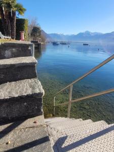 uma vista para a água com um corrimão metálico em Villa "Genovese al Lago" em Minusio