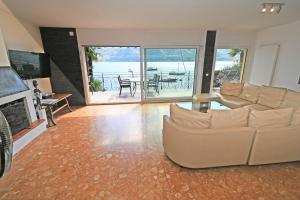 uma sala de estar com um sofá e uma lareira em Villa "Genovese al Lago" em Minusio