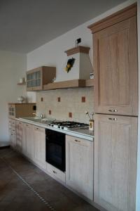 una cucina con fornelli e piano di lavoro di Monte Isola - Decio Apartments a Monte Isola