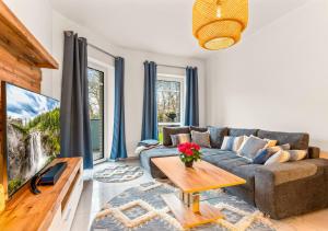 sala de estar con sofá y mesa en LoC-Luxus Apartment nahe Oldenburg, en Wardenburg