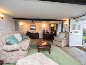 een woonkamer met 2 banken en een tafel bij 2 Bed in Corfe Castle DC050 in Corfe Castle