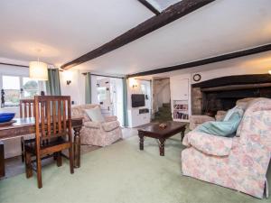 een woonkamer met 2 stoelen en een open haard bij 2 Bed in Corfe Castle DC050 in Corfe Castle