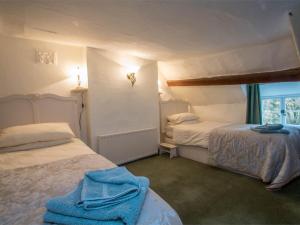 1 dormitorio con 2 camas y 1 toalla azul en la cama en 2 Bed in Corfe Castle DC050 en Corfe Castle