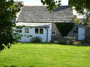 een wit huis met een grasveld bij 2 Bed in Corfe Castle DC050 in Corfe Castle