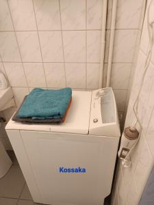 een wasmachine met een handdoek erop bij Duża kawalerka Kossaka 12B -balkon -dla max 4osób przy galeri kasztanowa Centrum in Piła