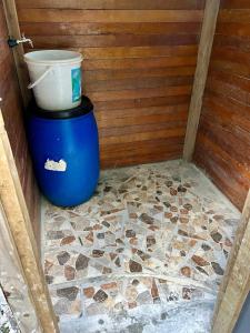 un cubo sentado en la parte superior de un barril en una pared en ALAROOTS BORA BORA CAMP, en Bora Bora