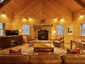 Χώρος καθιστικού στο Chipmunk Lodge by NW Comfy Cabins