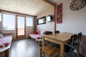 une salle à manger avec une table et un canapé dans l'établissement Résidence L'Ours Blanc - maeva Home - Appartement 2 Pièces 4 personnes - Sélection MAE-7573, à Huez