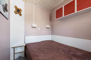 Cette petite chambre comprend un lit et des armoires. dans l'établissement Résidence L'Ours Blanc - maeva Home - Appartement 2 Pièces 4 personnes - Sélection MAE-7573, à Huez