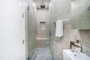 Bathroom sa 515-1FW Newly renovated 2br in Midtown West
