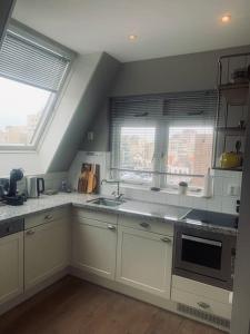 Køkken eller tekøkken på Have a nice stay! - Main Street beachapartment, beach 150 meters