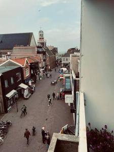 een groep mensen die door een straat lopen bij Main Street beach apartment in Noordwijk