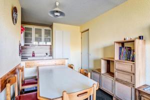 cocina con mesa y sillas en una habitación en Appartement bien situé aux Coches - maeva Home 83322, en Les Coches