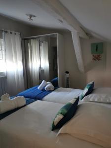 サン・テミリオンにあるL'appart des Jacobinsのベッド2台が隣同士に設置された部屋です。