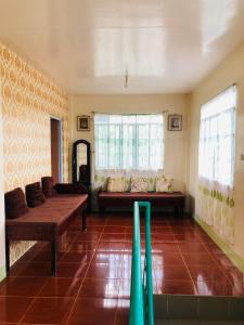 un soggiorno con divano e finestra di 15pax-U2-Rose&Fer Vigan Transient-Near Calle Crisologo a Bantay