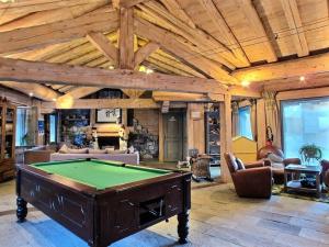 Zimmer mit Billardtisch in einem Haus in der Unterkunft Résidence Les Fermes du Soleil - maeva Home - Appartement 3 pièces 6 personnes Sélection MAE-1439 in Les Carroz d'Araches