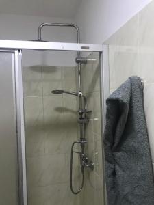 W łazience znajduje się prysznic ze szklanymi drzwiami. w obiekcie Murdeira village V155J r/c w Espargos