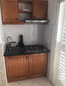 a kitchen with a stove and a sink at Murdeira village V155J r/c in Espargos