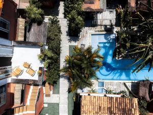 uma vista superior de uma piscina com uma palmeira em Aiuruoca em Caraíva