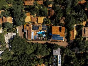 una vista aérea de una casa con paneles solares en Aiuruoca, en Caraíva