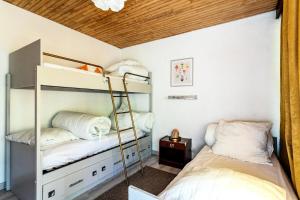 - une chambre avec 2 lits superposés et une échelle dans l'établissement Appartement idéalement situé à Vars - Maeva Particuliers 86057, à Vars
