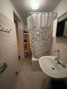 W łazience znajduje się umywalka i prysznic. w obiekcie Lovely Tuscan Mountain Village w mieście Sassi