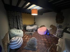 pokój z 3 łóżkami w pokoju w obiekcie Lovely Tuscan Mountain Village w mieście Sassi