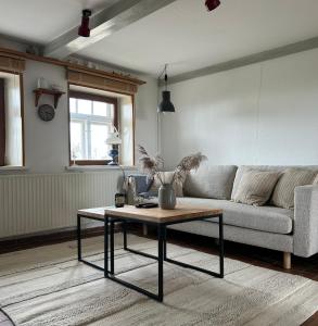 a living room with a couch and a coffee table at Kalle´s Reethus in Pellworm